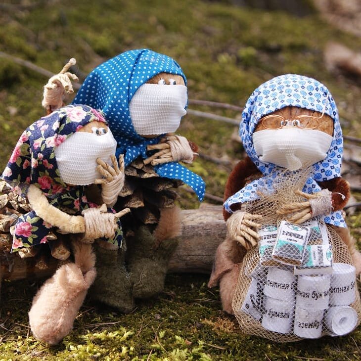 Не могла пройти мимо этой картинки. Вот у кого то золотые руки и с чувством юмора всё в порядке. Это ж надо грецкие орехи так преобразить!