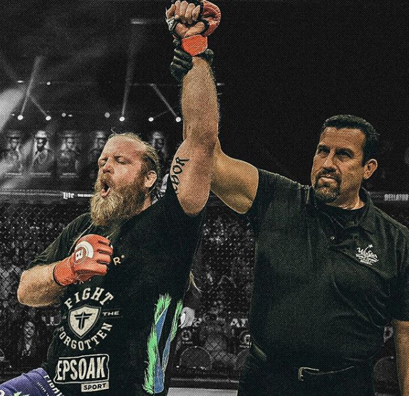 Большой Джон поднимает руку Рена