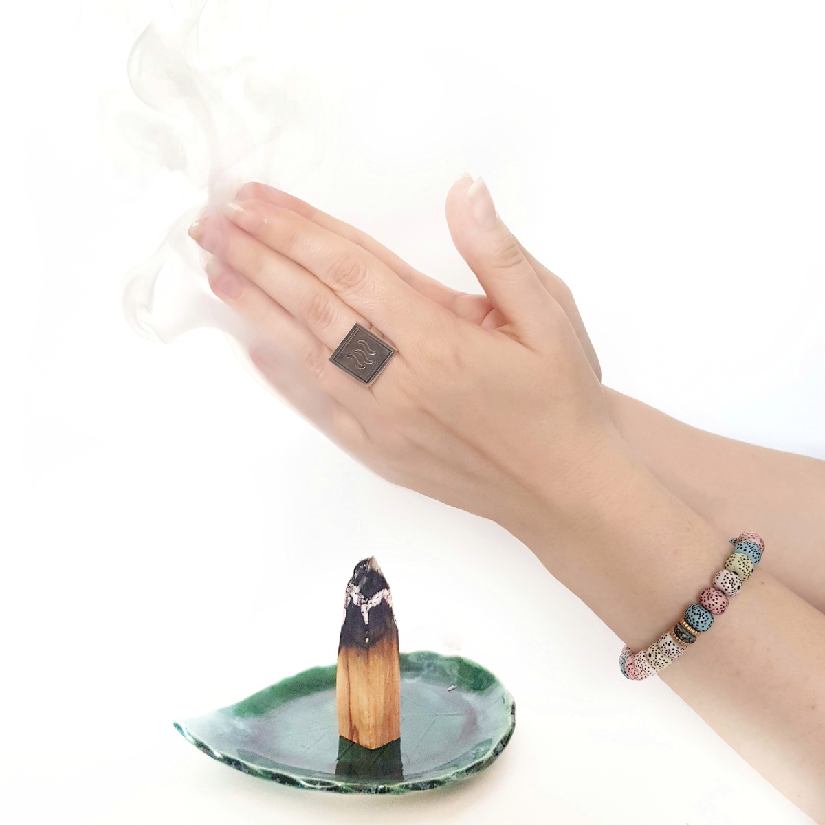 Дым священного дерева Пало Санто.