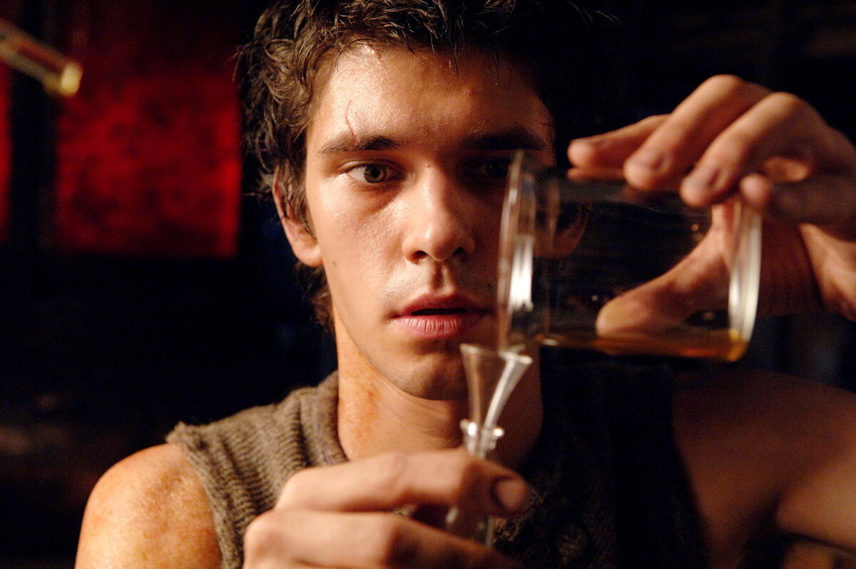 Кадр из фильма - https://www.google.com/search?q=%D0%A4%D0%98%D0%9B%D0%AC%D0%9C+%D0%9F%D0%90%D0%A0%D0%A4%D0%AE%D0%9C%D0%95%D0%A0&source=lnms&tbm=isch&sa=X&ved=2ahUKEwiUh--FqontAhVElYsKHZtkBrEQ_AUoAnoECB8QBA&biw=1366&bih=625#imgrc=tvw38YHdfad8dM