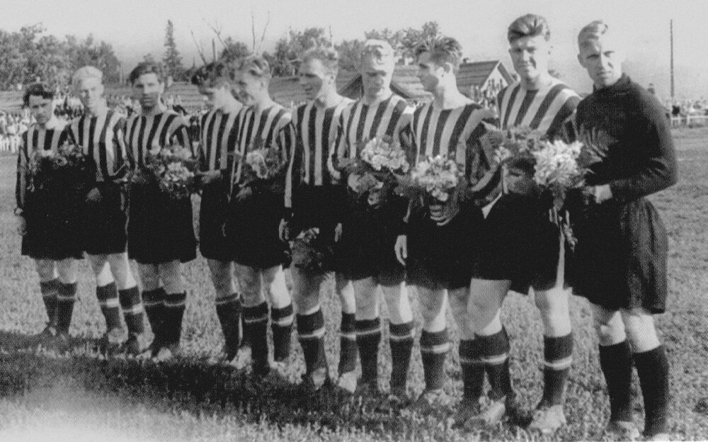 Футбольная команда ВВС. Виктор Тихонов третий справа.