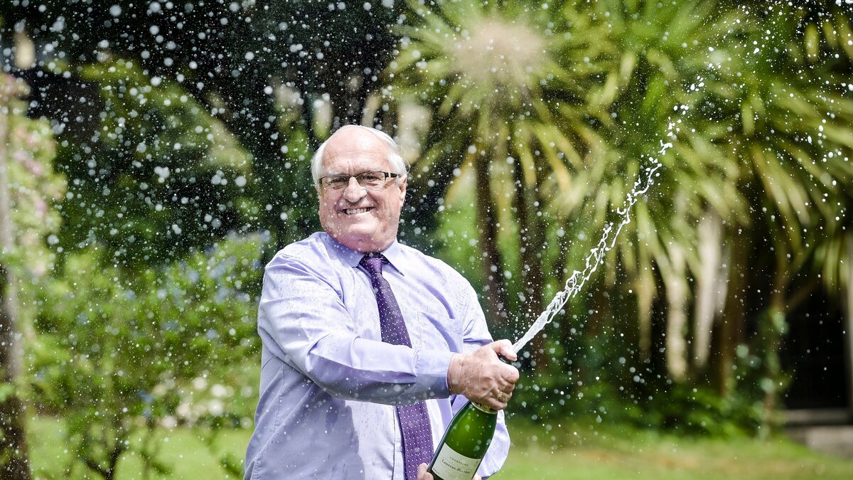 Избыточные доходы косвенно подтверждает и то, что в период пандемии пенсионеры упрямо пытаются шастать по театрам и магазинам.