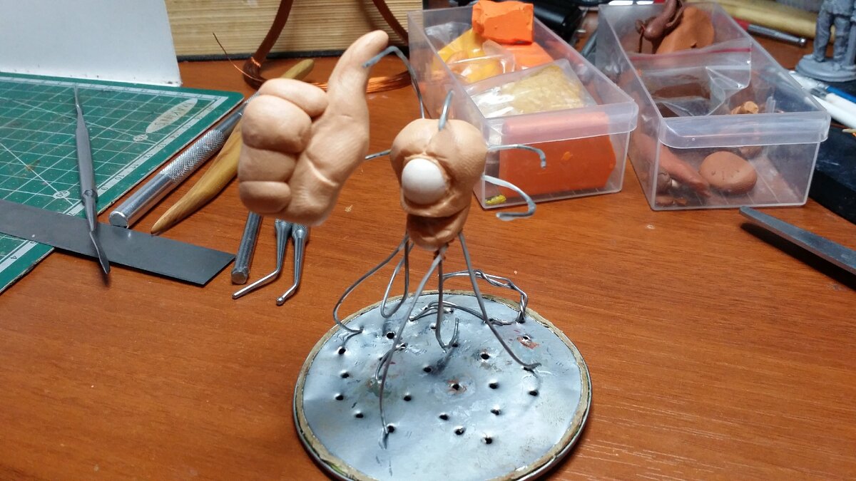 Сначала появился каркас и тушка. И заржал создатель сиего творения.