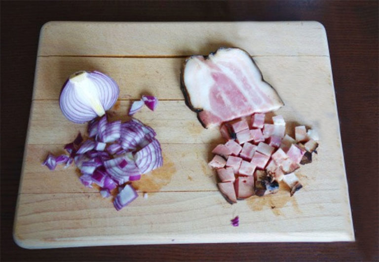 Нарезка бекона и лука. Фото сайта https://edatomy.ru