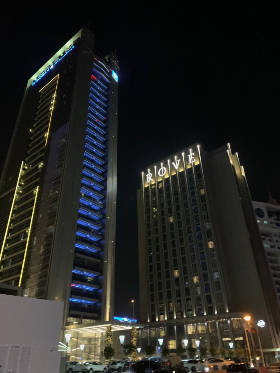 Слева отель Wydham, справа Rove