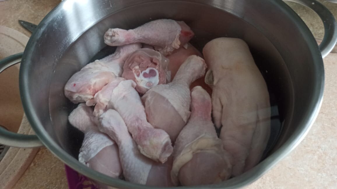 Выкладываем мясо в большую кастрюлю и заливаем водой так, чтобы оно скрывало мясо.