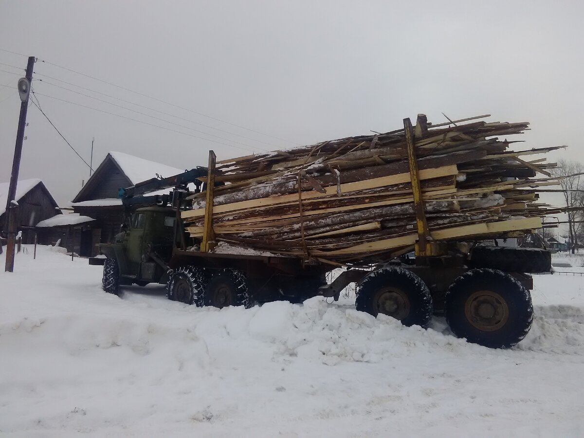 Лесовоз приехал, готовится выгружать.