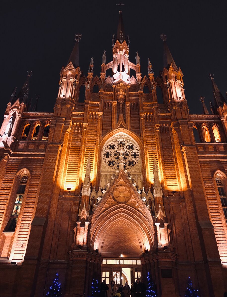 Моё фото. Около Римско-католического храма на Малой Грузинской.