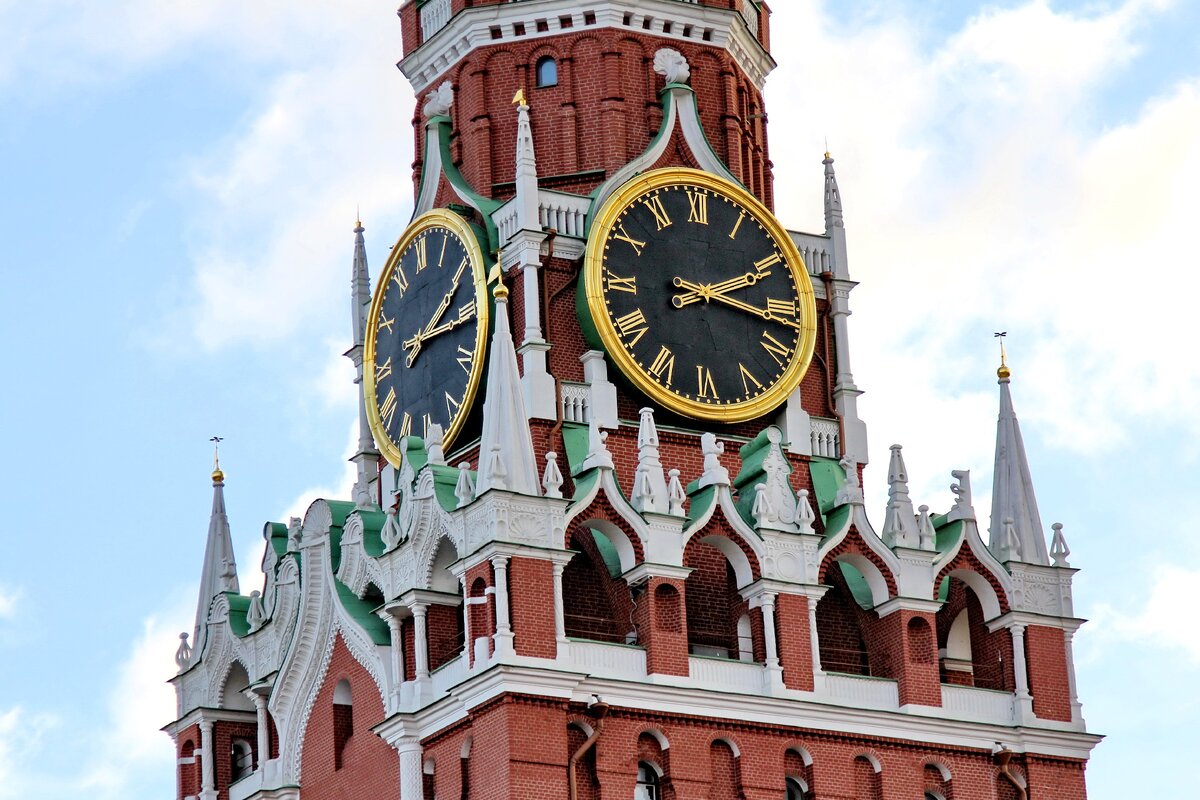 Кремлёвские Куранты на Спасской Башне Московского Кремля. Автор фото: Петр сенов