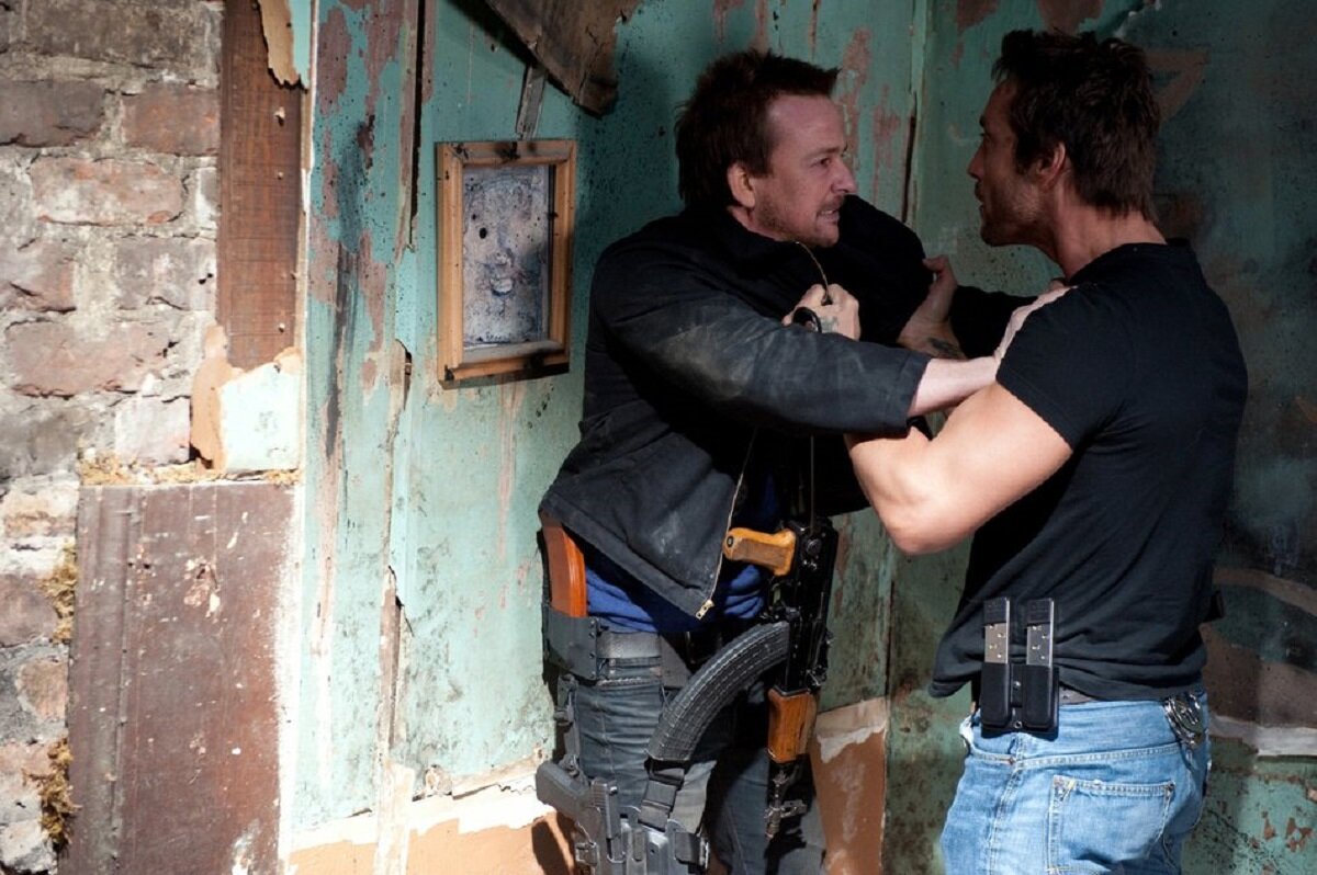 Любопытно, что и у Шона Патрика Флэнери (слева), и у Джонни Стронга есть чёрные пояса по джиу-джитсу. Только вот честной борьбой друг с другом они нас так и не порадуют. 