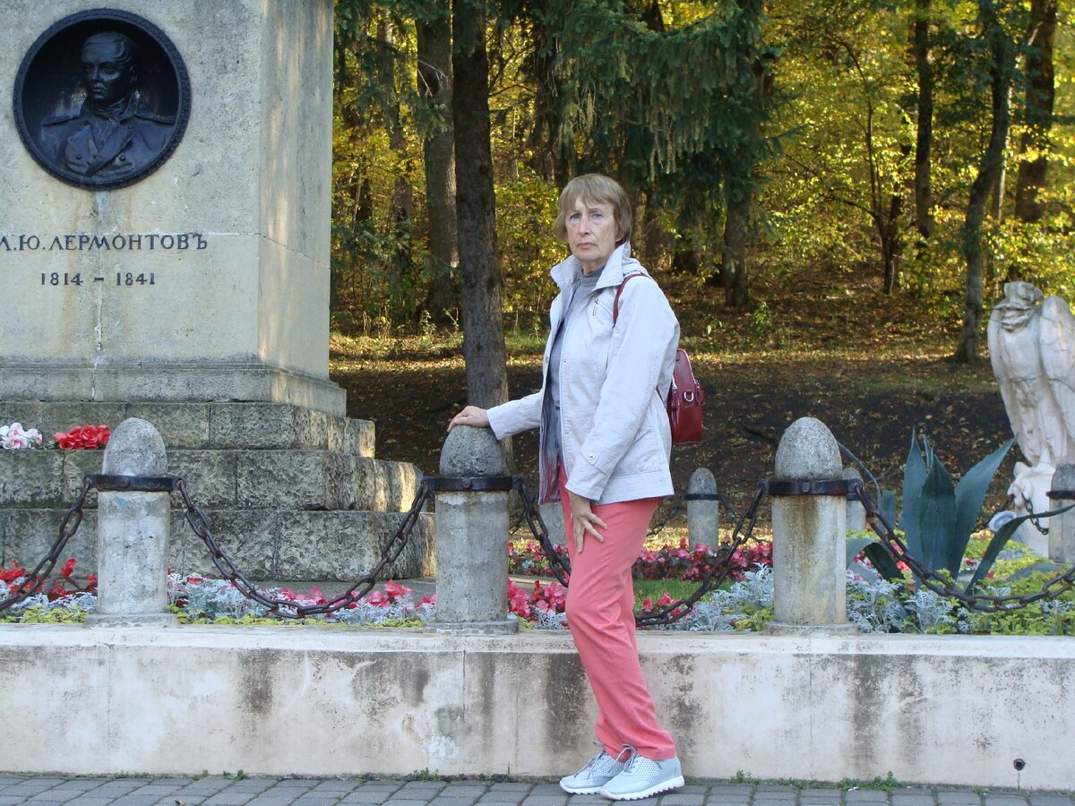 Сама не ожидала, что получусь на снимке  с таким трагическим лицом. Будто только вчера убили поэта…