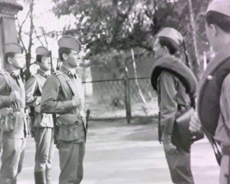 У караульного помещения. Предстоит смена караула