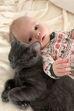 Авторское фото Алекс Кирк из журнала Best Friends. Источник: https://bestfriends.org/stories-blog-videos/latest-news/baby-meets-kitten-one-month-older