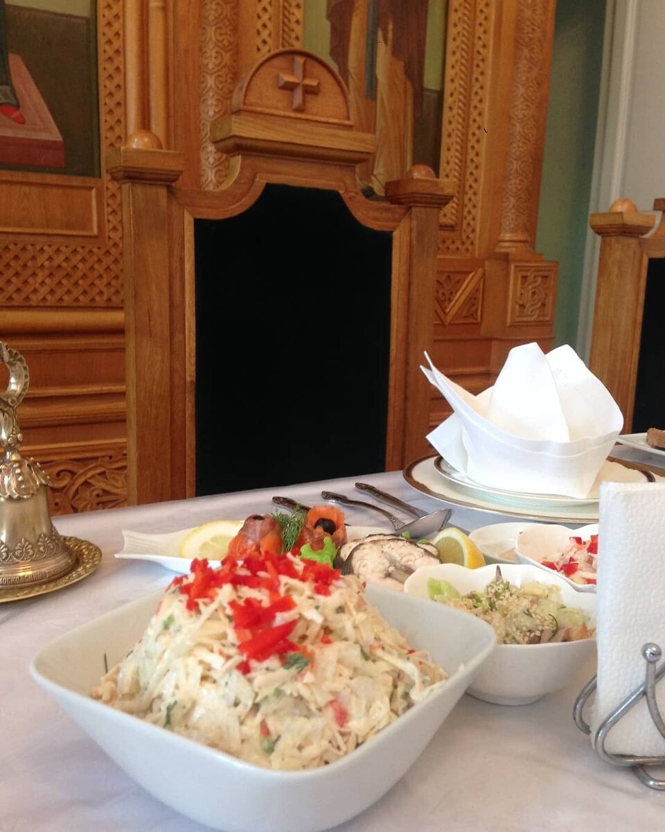 Салат из копченого палтуса с корнем сельдерея