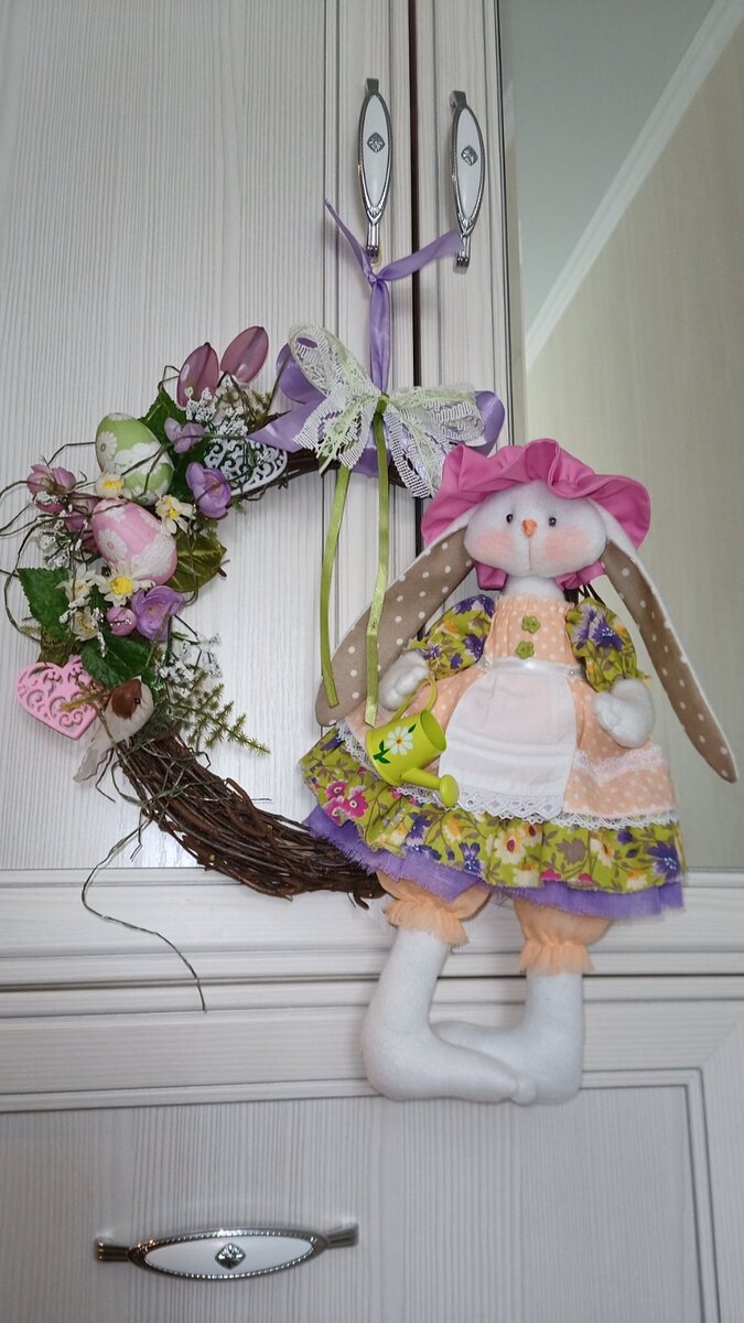 Если у вас есть швейная машинка и немного свободного времени, сделать пасхального кролика можно всего за один вечер.