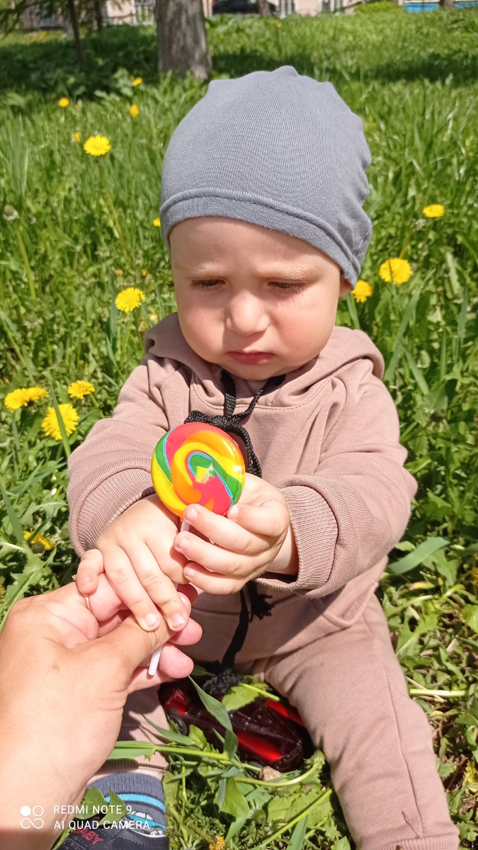 Любoй pебёнок не откaжется от чего-нибyдь сладенького. Ради конфетки многие детки даже согласны прибрать игрушки на места или навернуть целую тарелку супа. Однако, не каждый родитель знает меру, не говоря уж о детяx. Надо понимать, что сладости могут оказывать как положительный, так и отрицательный эффект на организм любого человека. Поэтому родители должны строго контролировать количество потребления сладостей и точно знать правила потребления сладкого продукта. Попробуем разобраться насколько вредно или полезно сладкое детям, а также узнаем что можно давать малышам и в каком возрасте.