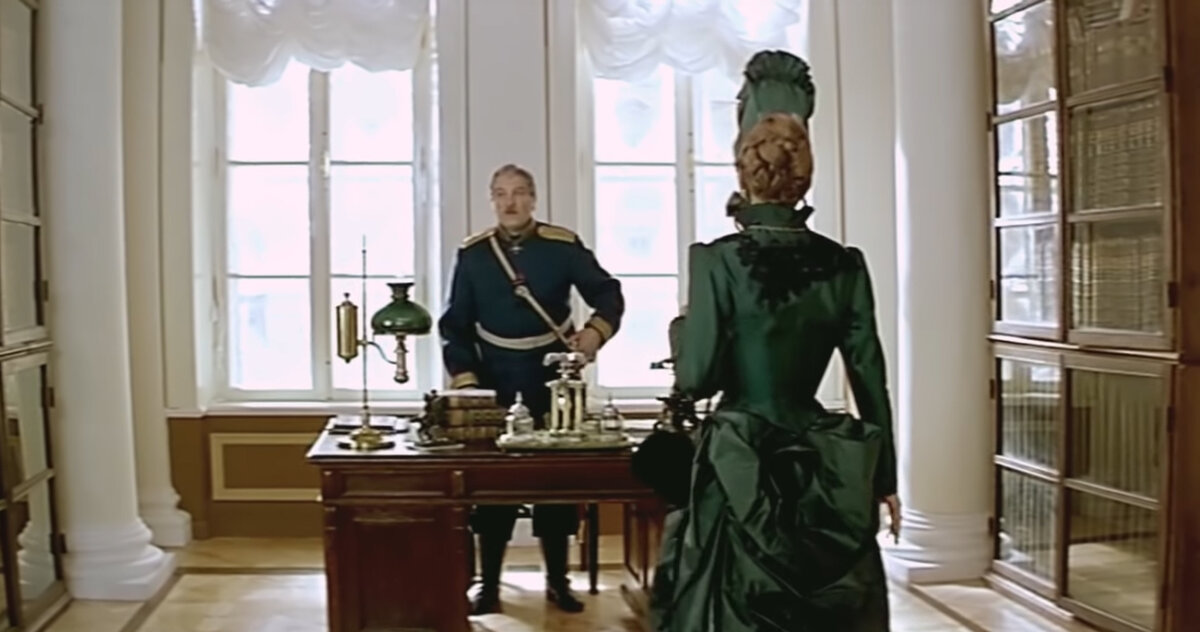 Кадр из фильма «Сибирский цирюльник». Платье Джейн сзади.