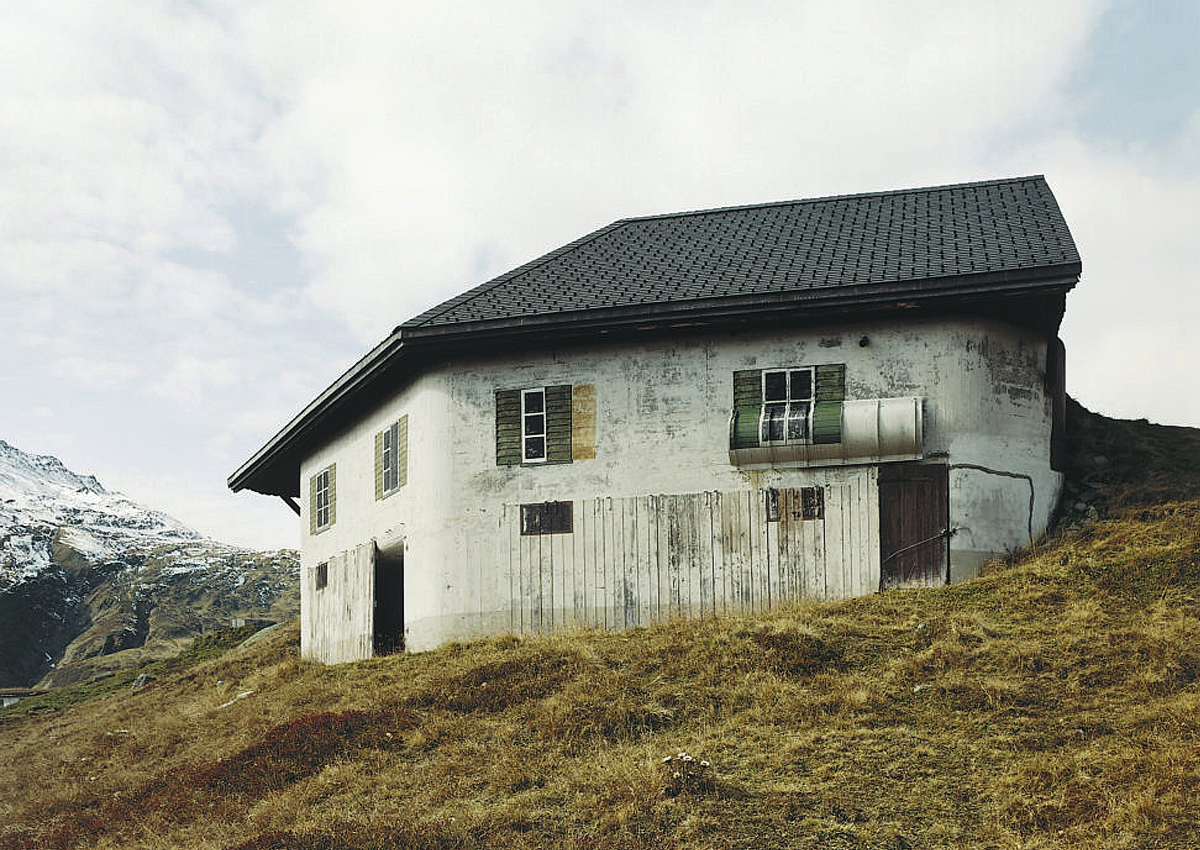 Ничего не выдавало в этом доме фальшивки, кроме изогнутого окна