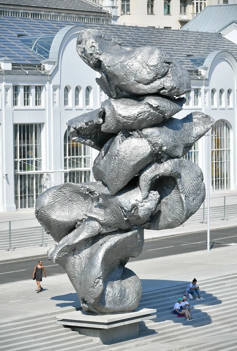 Скульптура на Болотной набережной Урса Фишера