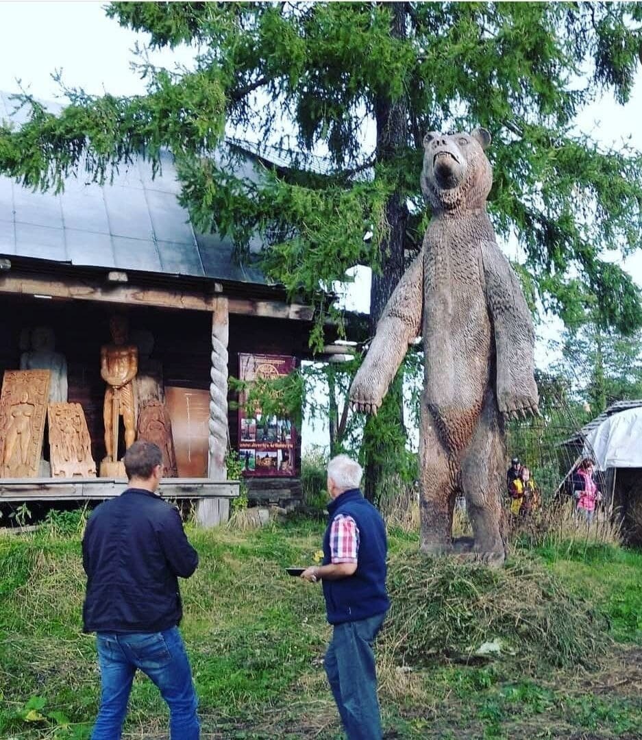 Гостей встречает огромный медведь