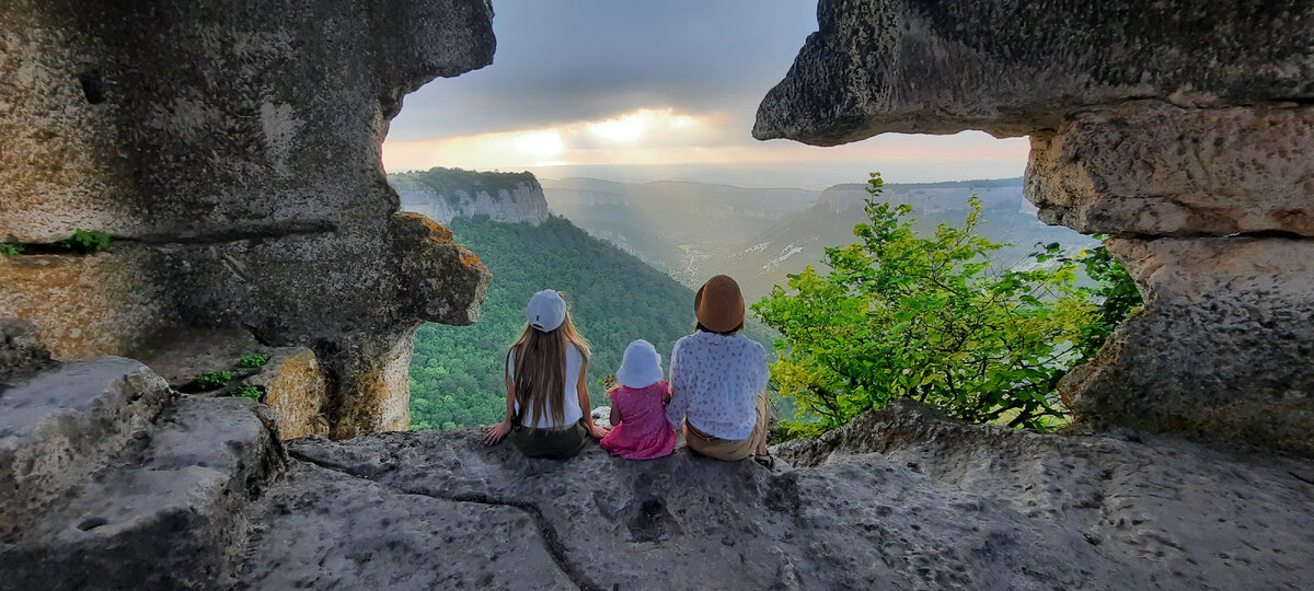 Мангуп-Кале — самый крупный пещерный город Крыма. Он расположен на высоте 583 метра на плато Баба-Даг. 