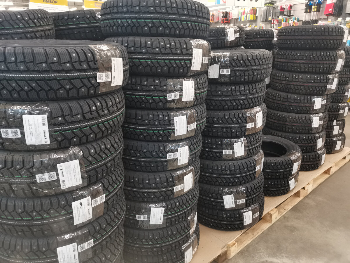 Фото автора в магазине на шинном развале