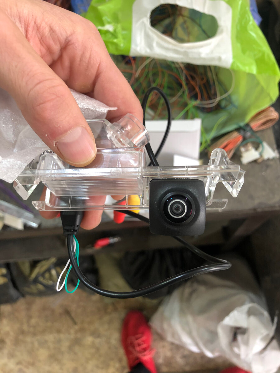 Плафон к сожалению не подходил к седану🤷‍♂️