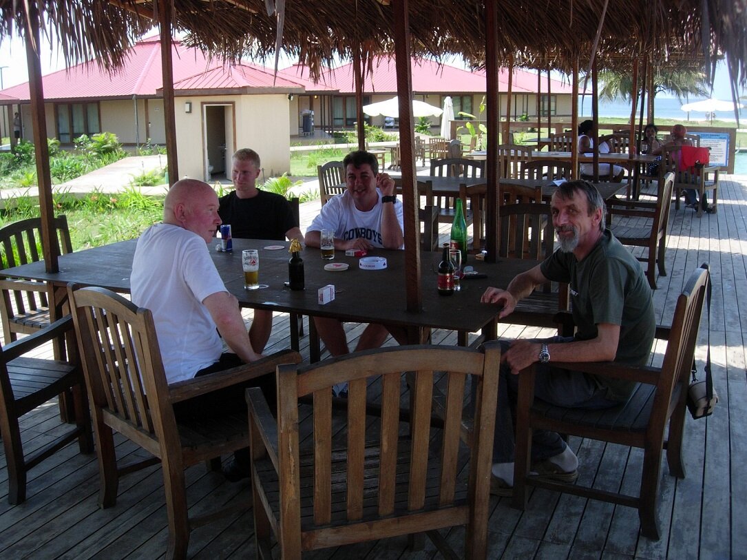 Лысый, в белой майке, это наш главный на судне человек. Клиент (klient). Клайент. Норвег, Герман его звали. Он мне там сказал: Алекс, я тебе сейчас поставлю, только ты выучи хоть как-то английский язык. Я принес ему от бармена столько, сколько стаканов у меня в руки вместилось.  И сказал ему: Герман, я тебя умоляю! Давай просто пить. По-русски. Это здесь уже потом, после моего неудачного моря. Но еще не вечер.