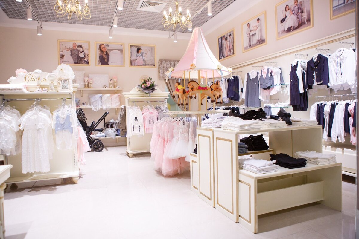 Как открыть интернет магазин детских товаров и одежды для беременных с нуля

Высокие арендные платежи все чаще заставляют начинающих предпринимателей рассматривать только варианты магазинов онлайн. В этом есть определенный резон и в условиях самоизоляции. На примере интернет-магазина детских товаров и одежды для беременных расскажем, как организовать такой проект.
Затраты и прибыль
Оборудование
Как выбрать поставщика
Как рекламировать бизнес
Плюсы и минусы бизнес-идеи

Онлайн-шоппинг пользуется все большей популярностью, вот только угадать с тематикой проекта получается не всегда. Одежды для беременных и товары для детей в этом плане видится особенно актуальными, поскольку выбор этой одежды в регионах весьма ограничен, либо стоит неоправданно дорого. Интернет-магазин с широким ассортиментом и демократичными ценами привлечет огромное внимание целевой аудитории.

На запуск проекта потребуется, как минимум, 191’000 рублей. За отсутствием арендных платежей и затрат на оплату работы персонала выйти на окупаемость получится быстрее, чем в аналогичных проектах оффлайн. Минимальная прибыль в 50’000 рублей позволит окупить начальные инвестиции всего за 4 месяца.

Магазин для детей и беременных
Затраты на старте: примерный расчет
Оформление бизнеса1’000
Регистрация бизнеса
Оптимальный вариант для оформления интернет-магазинов — это ИП. Продажа товаров для детей и одежды для беременных не нуждается в получении дополнительной лицензии, но пригодятся сертификаты качества от поставщиков.
Для интернет-магазина совсем не нужно помещение, город тоже не имеет значения. В ваших задачах — обеспечить своевременную доставку товаров для клиентов. Сделать это можно из любого города, где есть отделение почты или работают курьерские службы.
Можно создать интернет-магазин самостоятельно с нуля или по готовому шаблону, а можно перепоручить это специалисту. Второй вариант окажется предпочтительнее, если у вас нет времени разбираться в нюансах. Кроме того, в дальнейшем вы можете обращаться к специалисту на удаленке за поддержкой.

Стоимость разработки интернет-магазина, включая дизайн — 70’000 рублей, затраты на ежемесячное обслуживание — 1’500 рублей.
Качество, скорость доставки и цена — вот три основных фактора, на которые стоит ориентироваться при выборе поставщиков. Первым делом определитесь с крупными поставщиками, а затем доберите ассортимент от небольших, но интересных производителей. В качестве низкого ценового сегмента держите подборку товаров с Aliexpress, но только от проверенных продавцов.
Проект привлекателен тем, что справиться с его ведением можно самостоятельно, не считая расходов на удаленную поддержку сайта и его обновления. Но это требует ситуативных, а не текущих затрат. Не более 30’000 рублей ежегодно или 2’500 рублей ежемесячно.

Как рекламировать бизнес
Настройте контекстную рекламу, запустите таргет и предложите сотрудничество по бартеру блогерам. Отличительная особенность интернет-проектов — вы можете получать прибыль вне зависимости от того, где находитесь вы или ваши клиенты.

Плюсы и минусы бизнес-идеи

Преимущества:
Возможность продавать товары для клиентов со всей России
Самостоятельное управление бизнесом
Потенциально неограниченная прибыль
Недостатки:
Конкуренция с магазинами оффлайн
Проблема с поставщиками
Рост валютного курса
Интернет-магазин примечателен отсутствием текущих затрат на аренду и зарплату персоналу, но и здесь есть свои нюансы. Хорошее качество предлагаемых товаров, доступные цены, налаженные поставки, грамотно настроенная реклама — вот залог успеха. Пусть у вас все получится