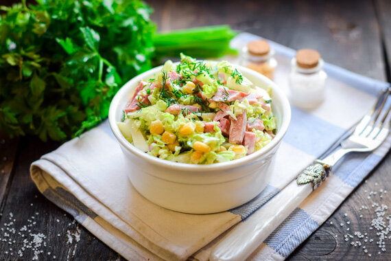 Салат с варёной колбасой, капустой и кукурузой: рецепт - Лайфхакер