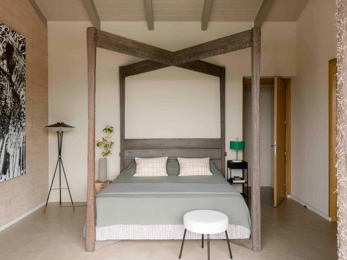 Спальня в доме на Корсике, дизайн Жана-Луи Денио. Фото Стефана Джуллиарда