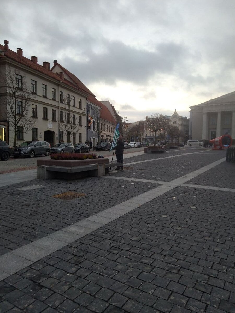 Готовлюсь к фотосессии с флагом СШС на Ратушной площади Вильнюса