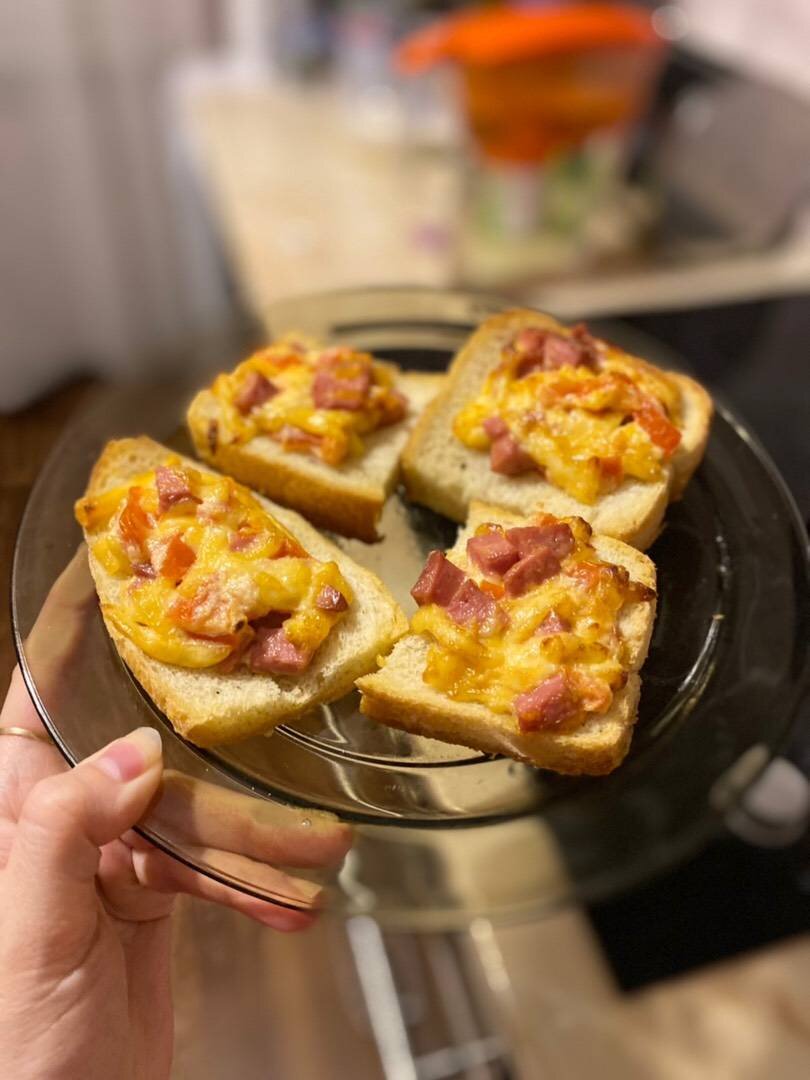 Горячие бутерброды с колбасой, сыром и помидором