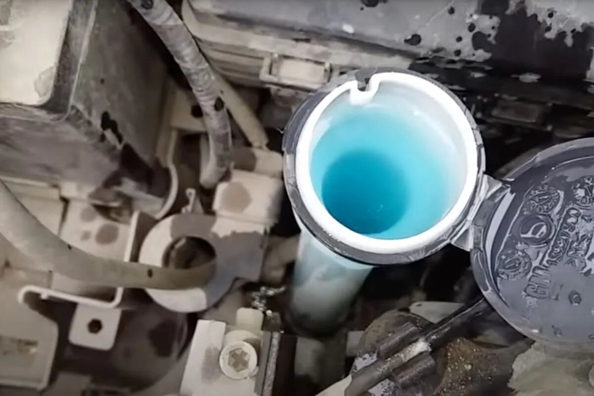 Размораживатель воды в бачке омывателя. Mazda cx 5 долить омывающую жидкость. В бочке омывайки застыла вода зимой. Бачок омывателя под бак для автономки. Бачок незамерзайки хендай акцент.