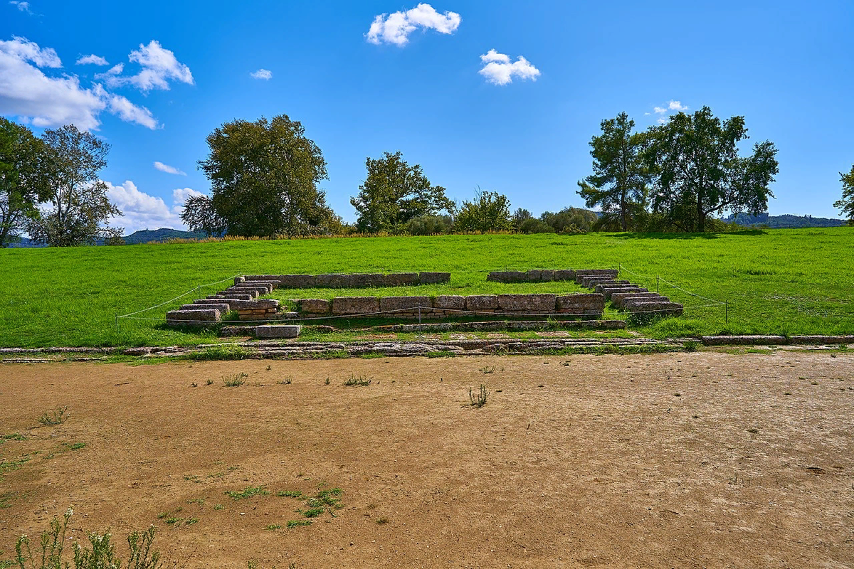 Вид на экзедру (комната для переговоров), где находились элланодики (судьи Олимпийских игр) и наблюдали за стадионом. Ссылка: https://commons.wikimedia.org/wiki/Category:Judges%27_stand_in_the_stadium_of_Olympia#/media/File:Remains_of_the_platform_of_the_Hellanodikai_in_the_Stadium_of_Olympia_on_October_14,_2020.jpg
