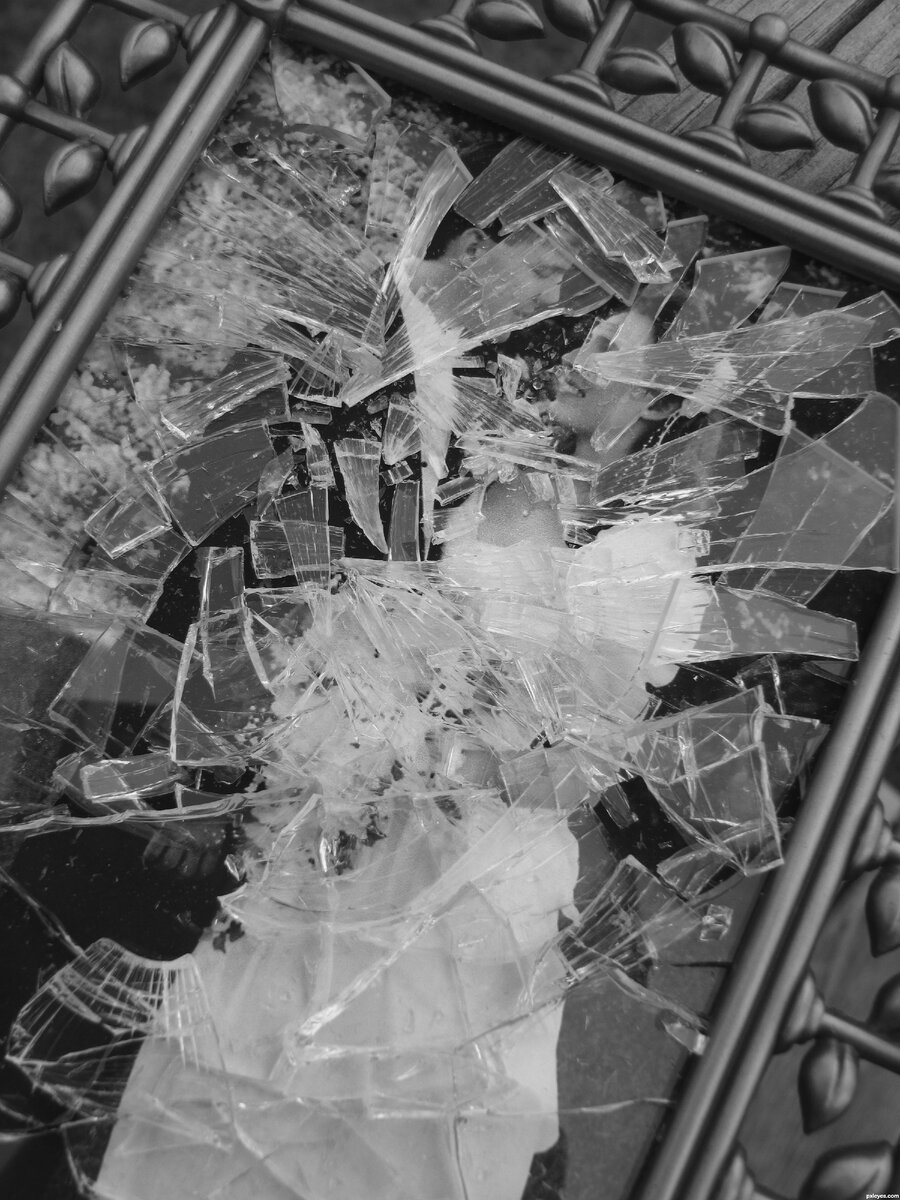 Разбитый ч. Рамка разбитое стекло. Разбитая рамка с фотографией. Фоторамка с треснутым стеклом. Рамка с разбитым стеклом.