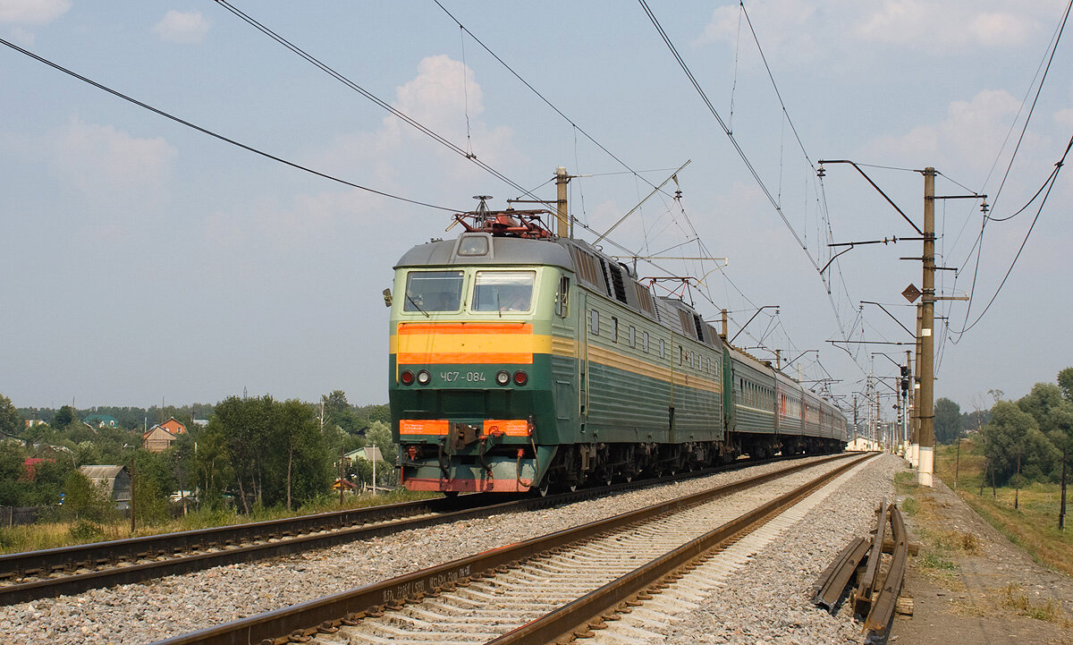 Этот же электровоз летом 2010 года близ станции Усад Горьковского направления МЖД