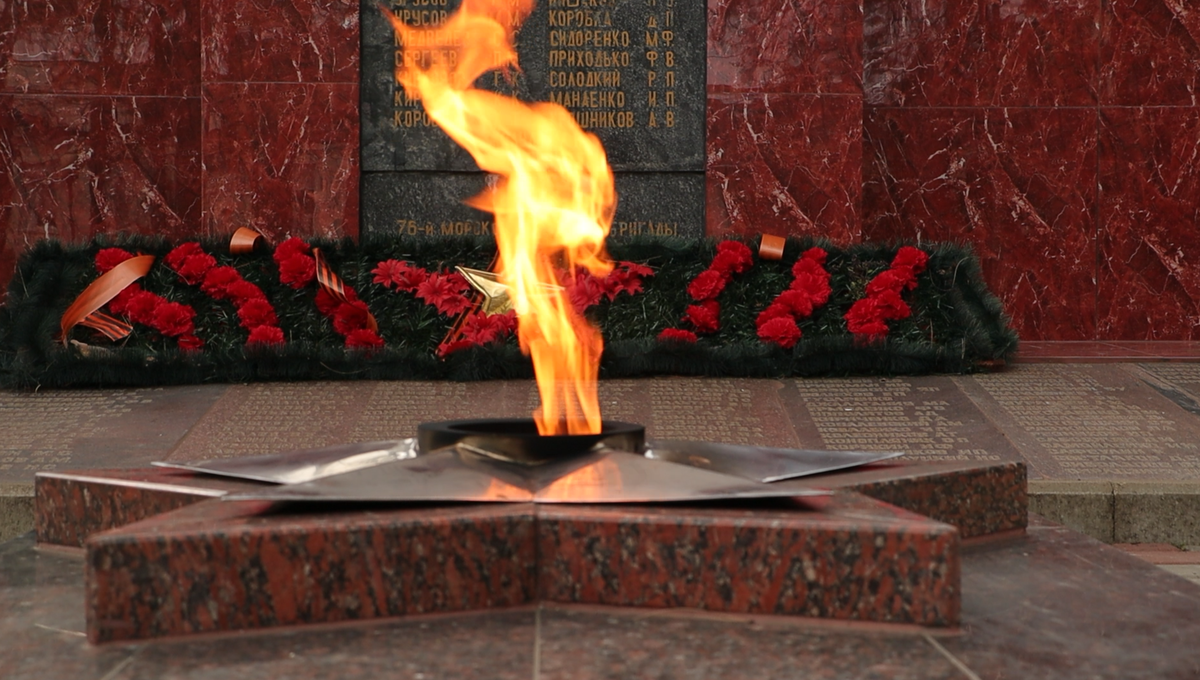 Как можно снимать про памятники, без кадров главного памятника в городе - Вечного огня?