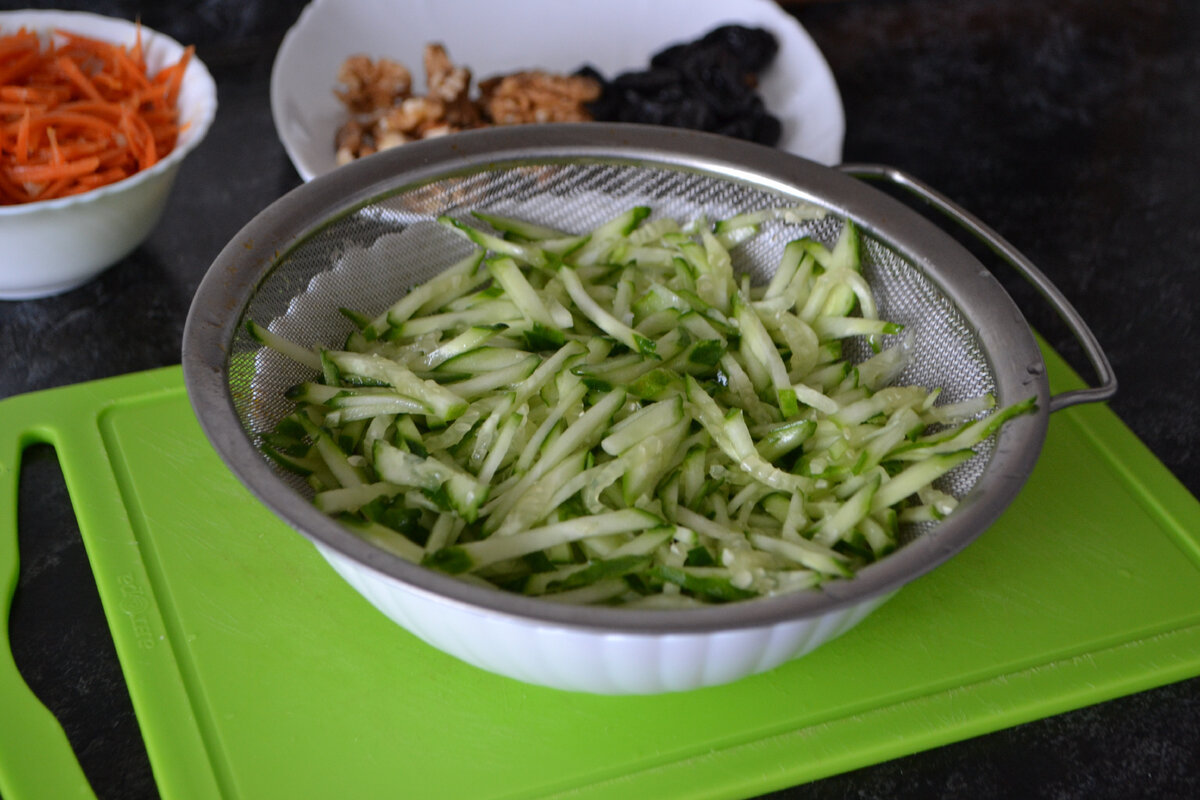 Огурец нарезать тонкой  соломкой, посолить, сложить на сито, чтоб лишняя жидкость ушла.