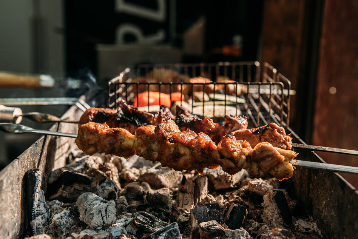 Шашлык недалеко. Шашлык недалеко. Ассорти из шашлыков. Грузинская кухня мцвади. Кафе шашлычок сергиев посад.