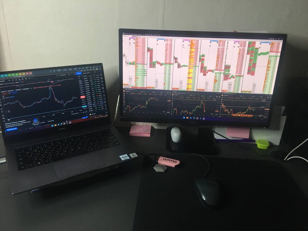 Мое домашнее рабочее место. Хочется больше экранного пространства, надеюсь в скором времени поменяю монитор на более широкий.