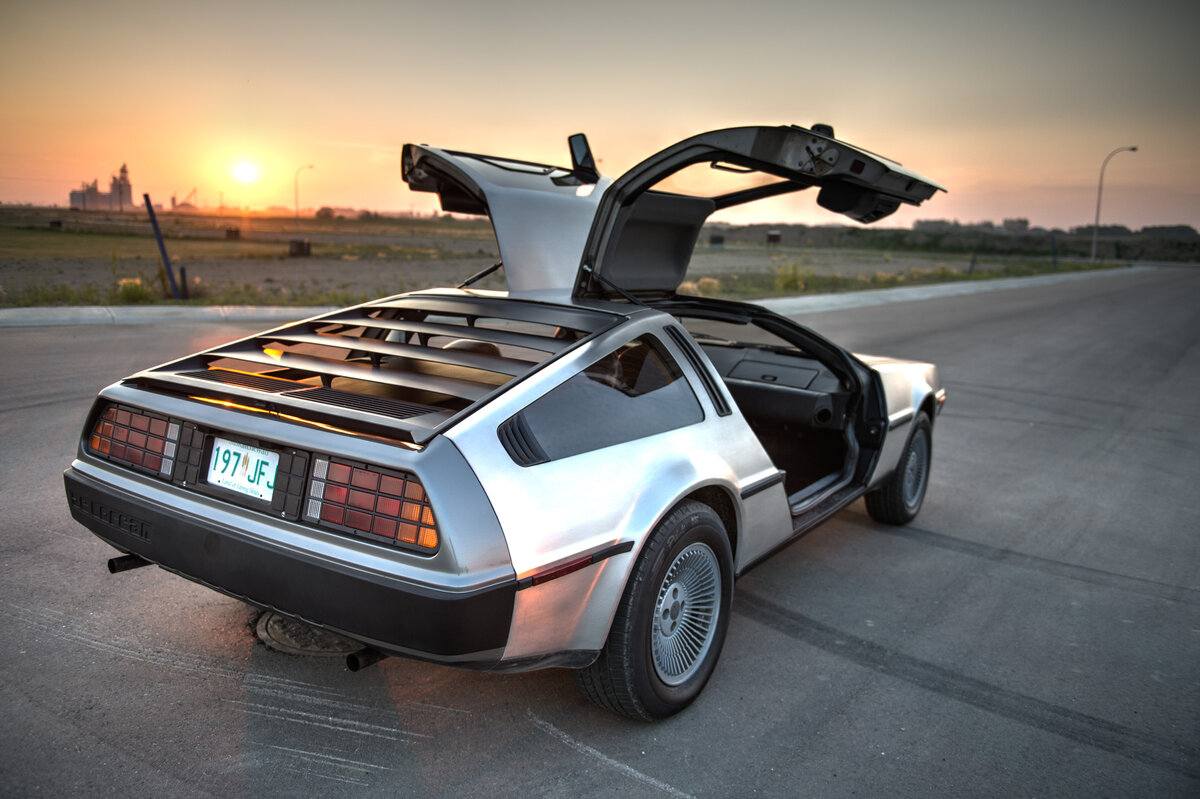 DELOREAN DMC 12