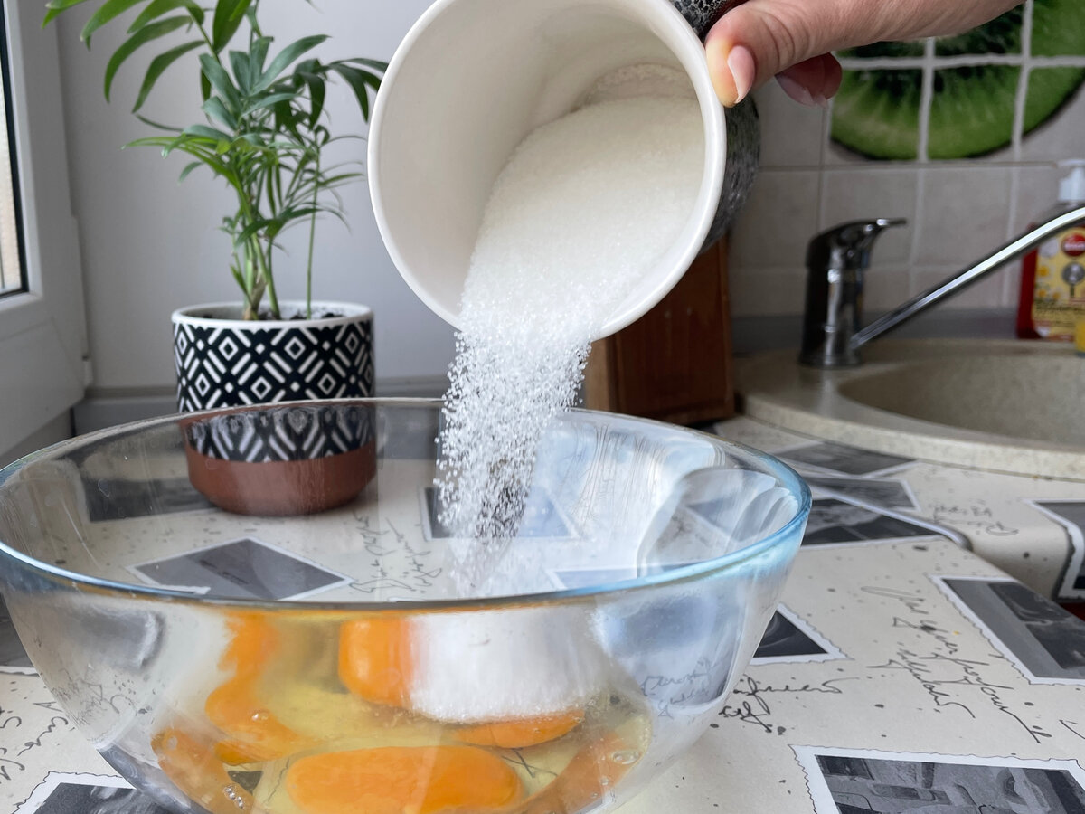 яйца + сахар + соль + ванилин