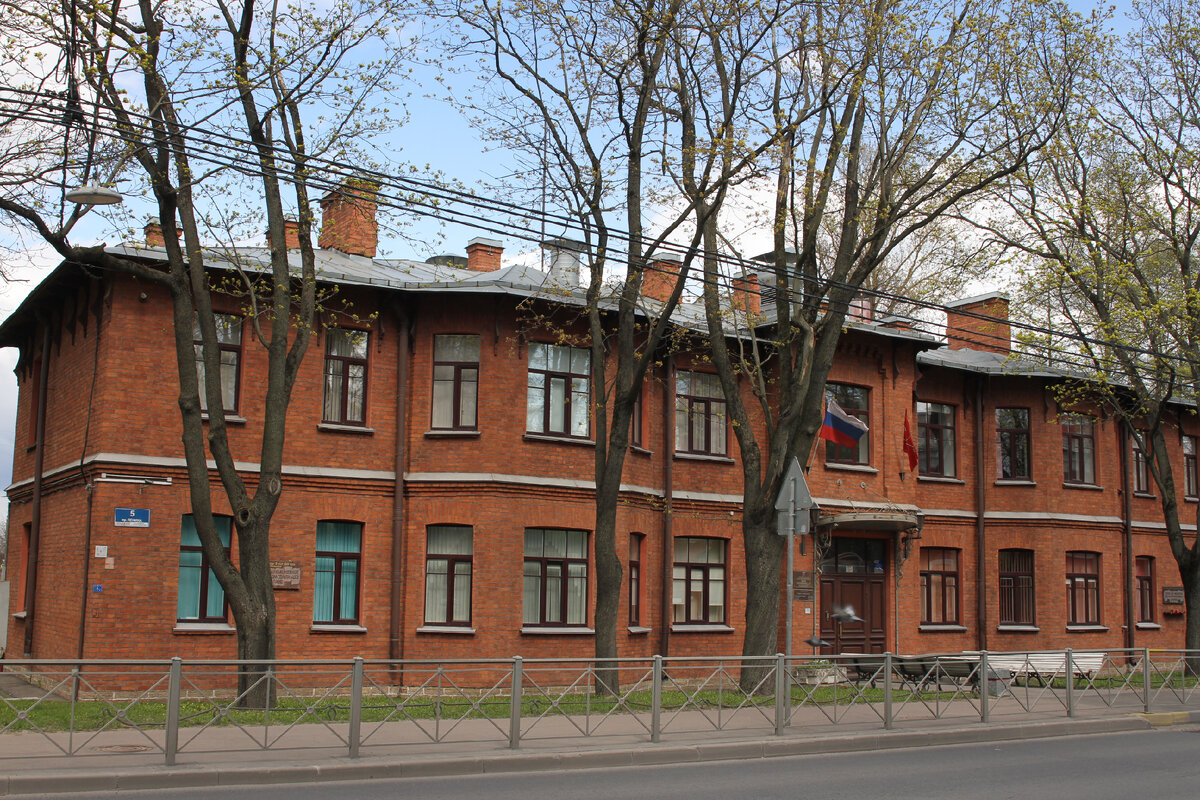 Центр образования № 170 в Колпинском районе Это здание вечерней сменной школы было построено в 1905 г.-2
