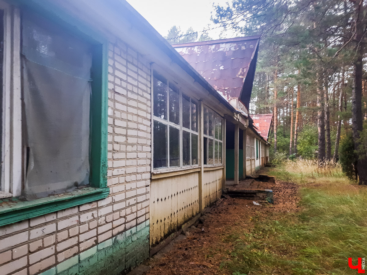 Жилой корпус пионерлагеря. Фото отсюда - https://kluch.media/materials/fotoprogulka-po-zabroshennomu-pionerskomu-lageryu/