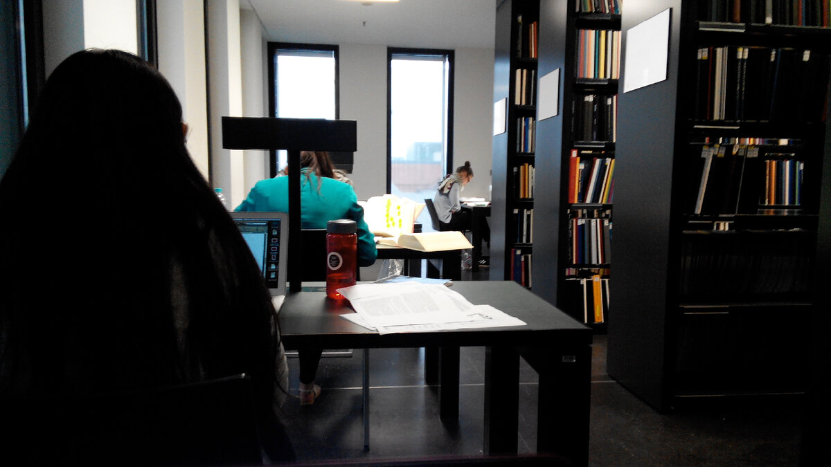 А еще в Гримм-Центре есть кондиционеры, а это большая редкость! Поэтому летом я старалась ходить только туда. На фото: Рабочие места на 8-м этаже Гримм-Центра (студентам других вузов разрешалось занимать только этот этаж).