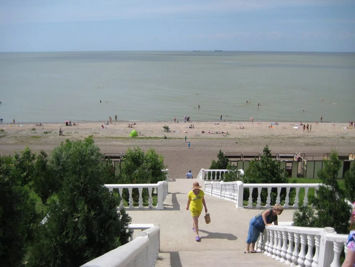 Лестница ведёт на центральный пляж