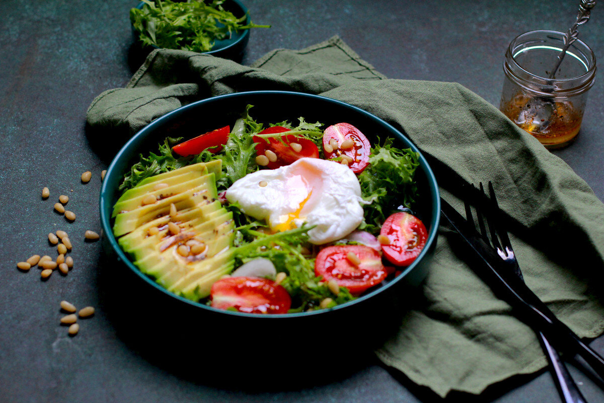 Салат из авокадо с черри и яйцом пашот от Елены Некрасовой: https://t.me/urbanistka_vl Еда, наполненная антиоксидантами.