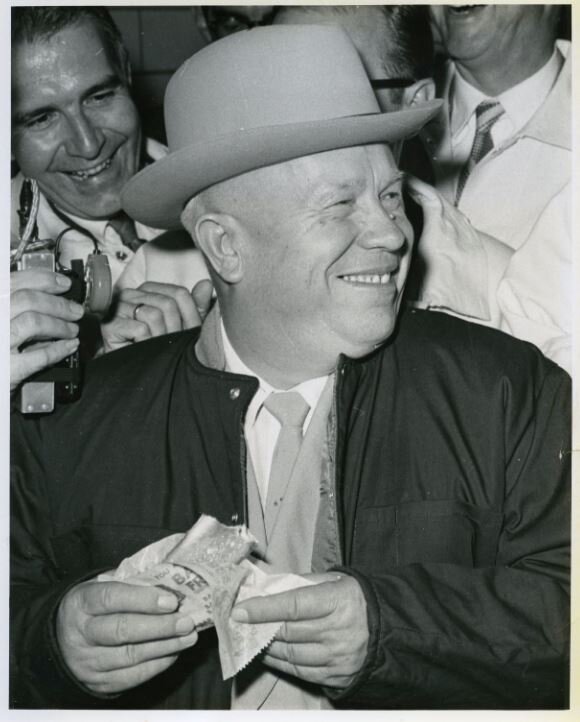 Хрущёв с хот-догом в США (иллюстрация из открытых источников)