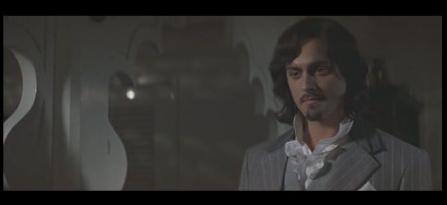 Здесь он еще пытается изобразить что-то вроде задумчивости